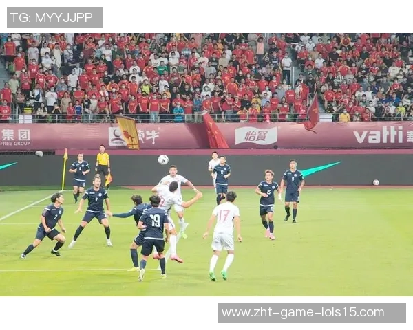 中国与韩国友谊赛激战正酣球员们展现出精彩的技艺与团队精神